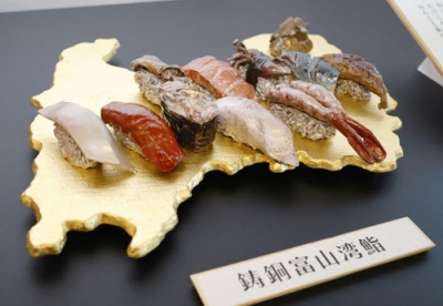 写真：銅製のすしオブジェ