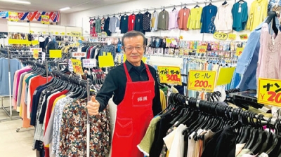 写真：わけあり品を大量入荷し、価格に絶対の自信を見せる武藤孝治社長