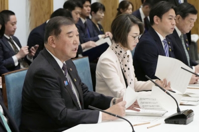 写真：就職氷河期世代への支援策を検討する関係閣僚会議であいさつする石破首相＝２５日午前、首相官邸