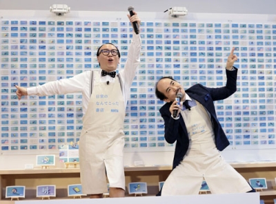 写真：イベントに登場した「トレンディエンジェル」のたかし（左）と斎藤司＝東京都渋谷区