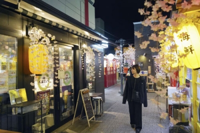写真：青森県八戸市の屋台村「みろく横丁」＝４月