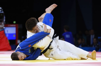 写真：パリ五輪の柔道男子６６キロ級決勝を制した阿部一二三（右）＝２０２４年７月（共同）