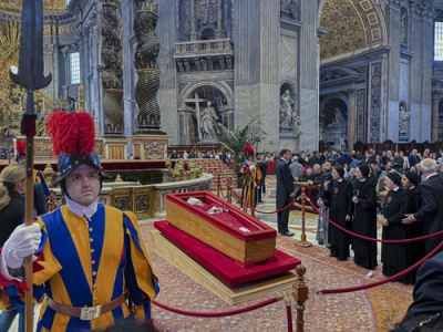 写真：２５日、バチカンのサンピエトロ大聖堂に安置されたローマ教皇フランシスコの遺体（ＡＰ＝共同）