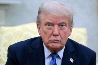 写真：米ホワイトハウスで報道陣に話すトランプ大統領＝２４日、ワシントン（ゲッティ＝共同）