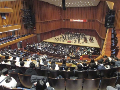 写真：文化創造館に児童を招いて開いたコンサート＝２月、大阪府東大阪市