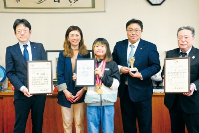 写真：７大会で表彰台に立った原さん（中央）