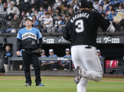 写真：４回、ロッテ・角中（手前）に勝ち越しの２ランを浴びた日本ハム先発の金村＝エスコンフィールド