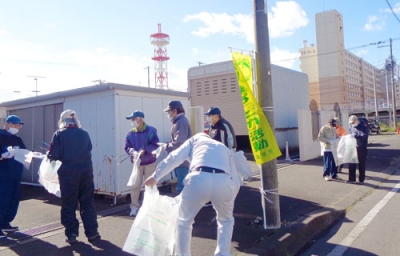 写真：きれいなまちを、と活動に汗を流すパートナーの皆さんたち（おととし秋のまち「ピカ」合同清掃）