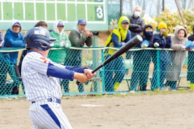 写真：【室蘭祝津少年野球部－八丁平ジャイアンツ】五回１死満塁、勝ち越しの２点適時打を放つ祝津・佐々木＝室蘭市少年野球場