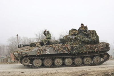 写真：自走砲に乗るロシア兵＝３月１４日、ロシア西部クルスク州（ロシア国防省提供、ＡＰ＝共同）