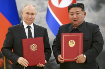 写真：ロシアのプーチン大統領（左）と北朝鮮の金正恩朝鮮労働党総書記＝２０２４年６月、北朝鮮・平壌（ＡＰ＝共同）