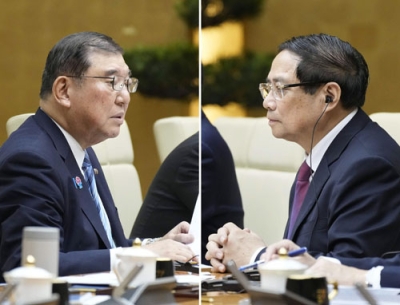 写真：ベトナムのファム・ミン・チン首相（右）と会談する石破首相＝２８日、ハノイ（共同）