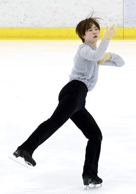 写真：４月の大会で演技するフィギュアスケート男子の大久保政宗＝コーセー新横浜スケートセンター