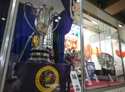 写真：大相撲の幕内優勝者に授与される天皇賜杯＝３月、大阪市