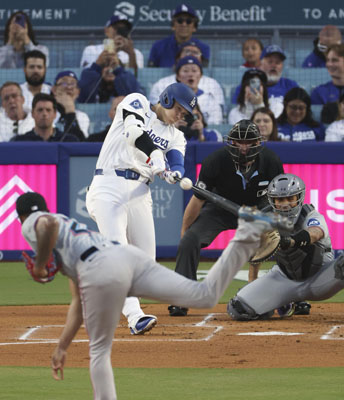 写真：マーリンズ戦の１回、７号となる先頭打者本塁打を放つドジャース・大谷。投手アルカンタラ＝ロサンゼルス（共同）