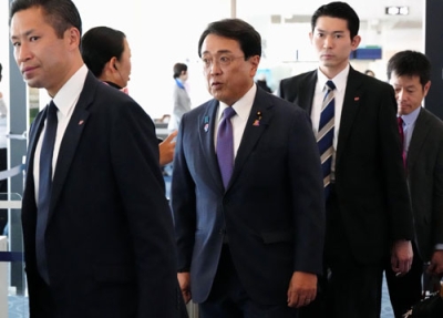 写真：米国へ向け出発する赤沢経済再生相＝３０日午前、羽田空港