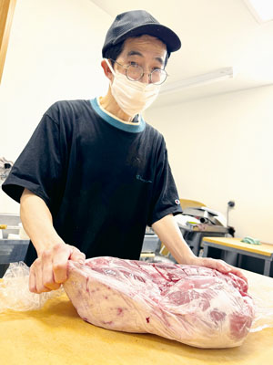 写真：営業の準備を行う森崎社長