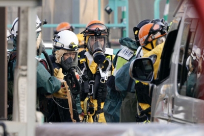 写真：下水道管内の確認作業を行った警察官や消防隊員ら＝１日午前、埼玉県八潮市