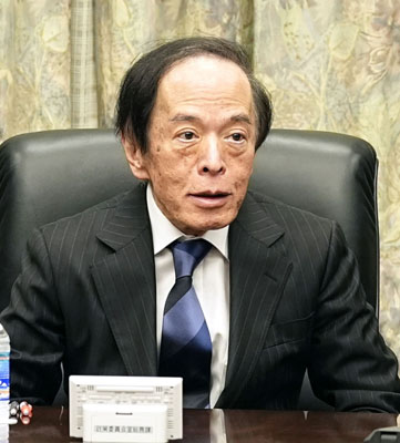 写真：金融政策決定会合に臨む日銀の植田総裁＝１日午前、日銀本店