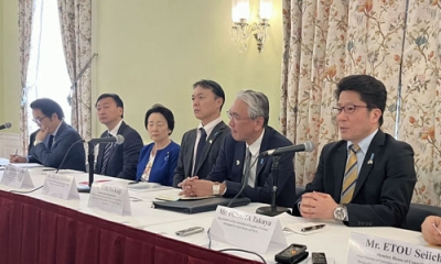 写真：記者会見する拉致被害者家族会代表の横田拓也さん（右端）ら＝４月３０日、ワシントン（共同）