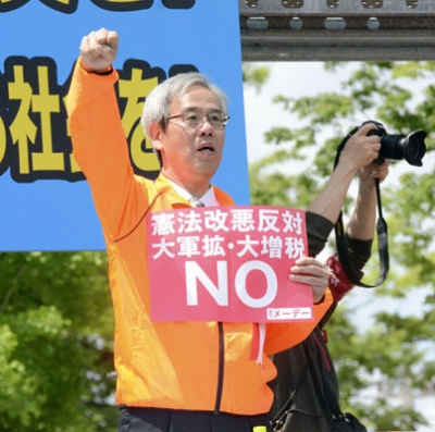 写真：第９６回中央メーデーで気勢を上げる秋山正臣全労連議長＝１日午前、東京都渋谷区の代々木公園