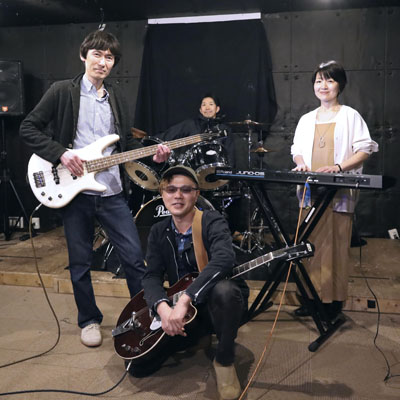 写真：バンド「ｔｈｅ　ｓｐｒｉｎｇ　ｍｅｎ」のメンバー。左端は横田由樹さん＝４月、仙台市