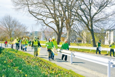 写真：ごみを拾い集める富岸町内会の役員ら