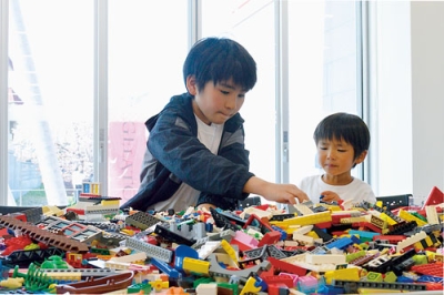 写真：ヌプ<span style="font-size: 0.8em">ル</span>のレゴスペースで遊ぶ子どもたち