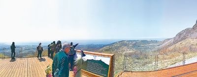 写真：新テラスから望む噴火湾と有珠山火口（右）（パノラマモードで撮影）