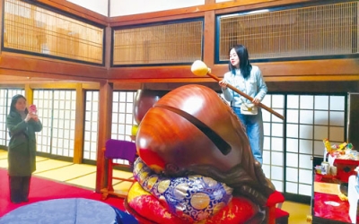 写真：大雄寺で仏具に触れる実習生（提供写真）