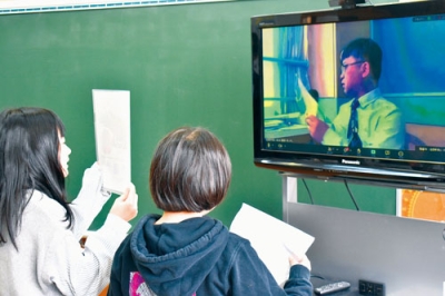 写真：伊達市のカントリーデザインを手に、まちの特徴を発信する大滝徳舜瞥学校４年生
