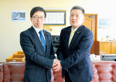 写真：課題解決に意気込む（右から）柏木議長と南川副議長