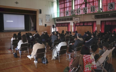写真：青森県階上町にある廃校の体育館で開かれた映画上映会