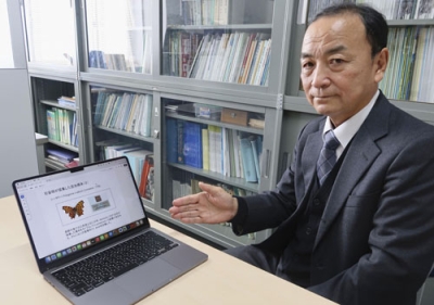 写真：見つかった標本について説明する九州大の広渡俊哉名誉教授＝２０２４年１２月