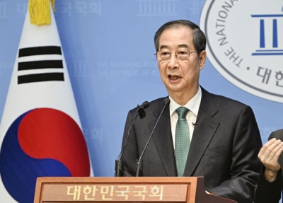 写真：２日、ソウルの韓国国会で大統領選への出馬を表明した韓悳洙前首相（共同）