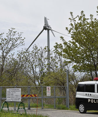 写真：プロペラが折れた風力発電の風車＝２日正午ごろ、秋田市