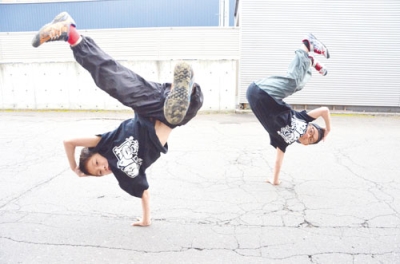 写真：ブレイクダンスに取り組む千廣さん（右）、直己さん（左）