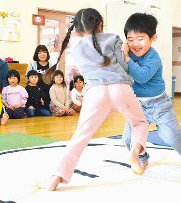 写真：相撲大会を楽しむ園児ら