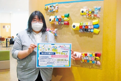 写真：こどもの日にちなんだイベントをＰＲするブックパークの上田さん