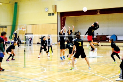写真：熱戦が繰り広げられたミニバレー協会会長杯