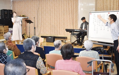 写真：片岡さんらの演奏に聞き入る利用者たち