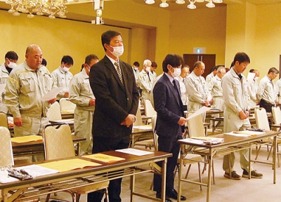 写真：安全標語を斉唱する室蘭海陸通運の社員ら