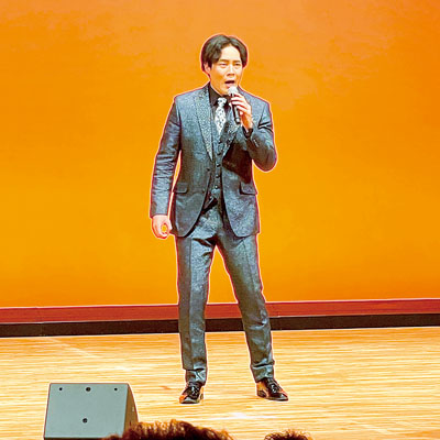写真：第２部のゲストとして熱唱した演歌歌手の木村さん