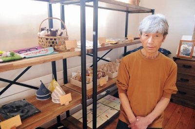写真：自宅を開放しクラフト店を始めた扇さん