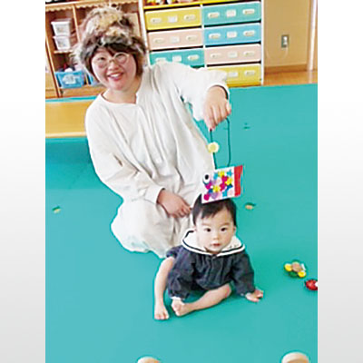 写真：オリジナルのこいのぼりに満足げな親子（提供写真）