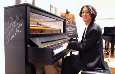 写真：「かてぃんピアノ」を弾く角野隼斗＝東京都内