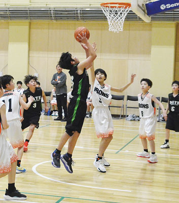 写真：果敢にシュートを放つ選手