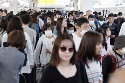 写真：ゴールデンウイーク後半の４連休初日を迎え、混雑するＪＲ東京駅の新幹線ホーム＝３日午前