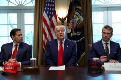 写真：ホワイトハウスでの閣議に出席したトランプ米大統領（中央）とルビオ国務長官（左）＝（ロイター＝共同）