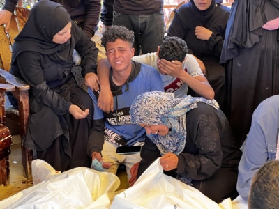 写真：イスラエル軍の攻撃で親戚を失い、悲しむパレスチナ人たち＝４日、ガザ南部マワシ地区（ゲッティ＝共同）